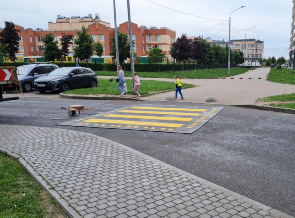 Приподнятый переход в жилых районах Приподнятый переход в жилых районах