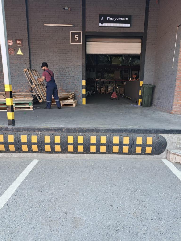 Оснащение погрузочно-разгрузочной зоны в дарксторе демпферами и ИДН