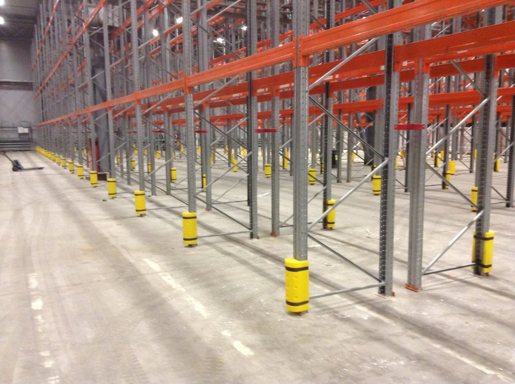 Стойки стеллажей даркстора, оснащенные демпферами