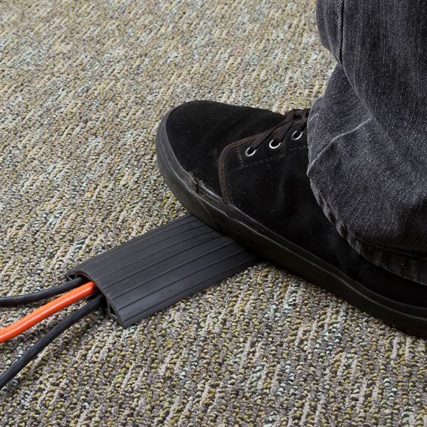 Провода, защищенные резиновым гибким кабель-каналом