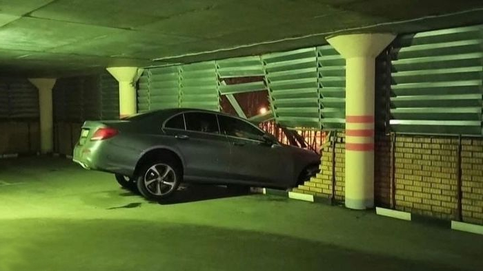 Водитель протаранил стену многоярусного паркинга