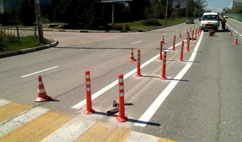 Разделение встречных потоков гибкими столбиками Разделение встречных потоков гибкими столбиками