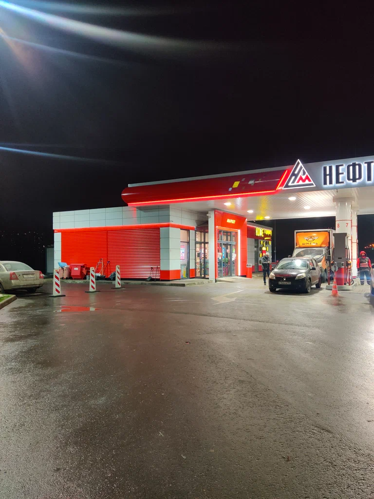 Автозаправочная станция, оснащенная дорожно-парковочным оборудованием Автозаправочная станция, оснащенная дорожно-парковочным оборудованием