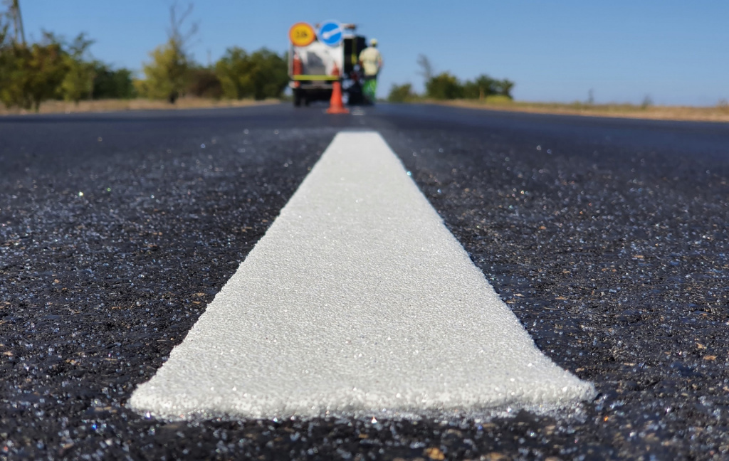 Термопластик со светоотражающими частицами для разметки парковок и проезжей части