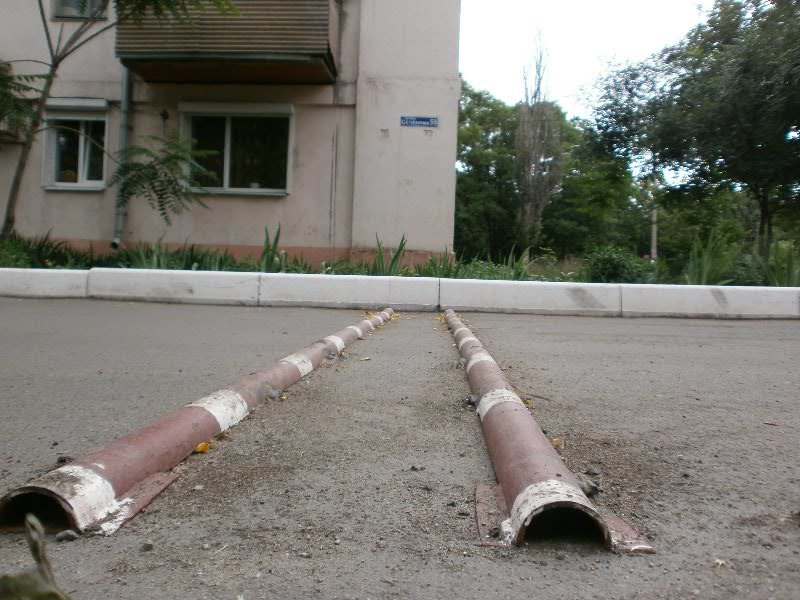 Самодельные "лежачие полицейские" из металлических труб