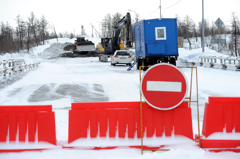 Ограждение места проведения ремонтных работ водоналивными блоками в зимнее время Ограждение места проведения ремонтных работ водоналивными блоками в зимнее время