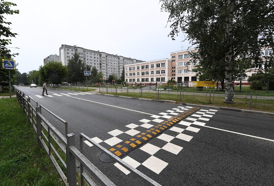 Лежачий полицейский перед пешеходным переходом у школы Лежачий полицейский перед пешеходным переходом у школы