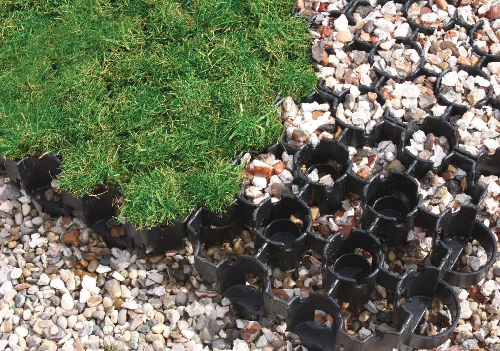 Как выбрать материал для заполнения газонной решетки