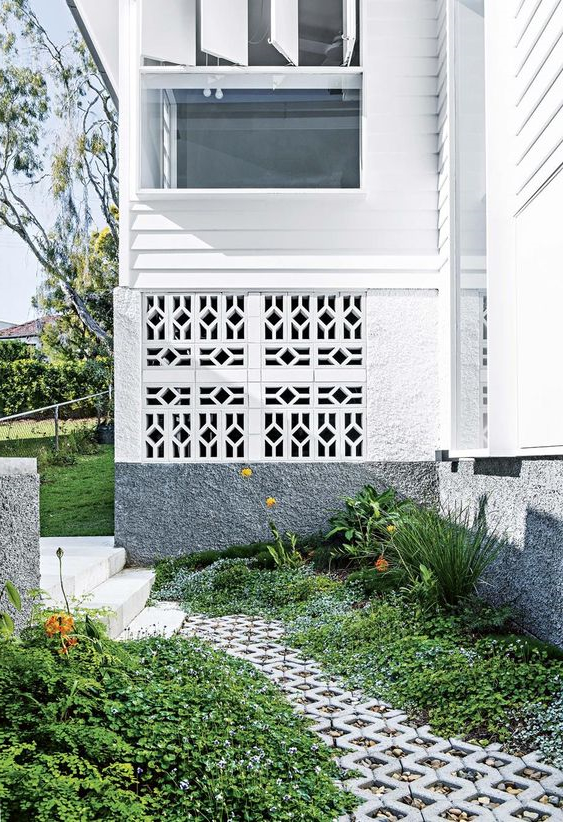 Отделка фасадов домов газонной решеткой