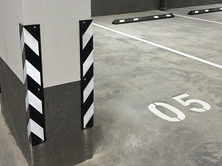 Угловые демпферы и отбойники для колес со световозвращателями белого цвета