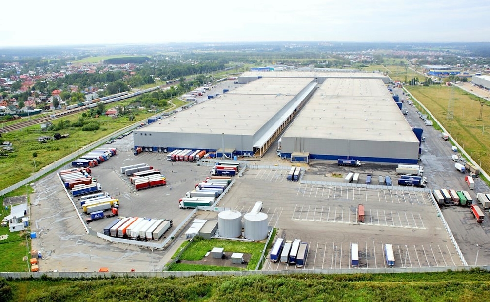 Здание логистического центра с парковкой Здание логистического центра с парковкой