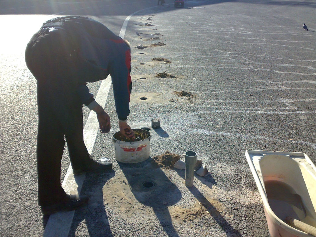 Подготовка отверстий в дорожном полотне для установки столбиков для парковки ustanovka-semnykh-parkovochnykh-stolbikov (21).jpg