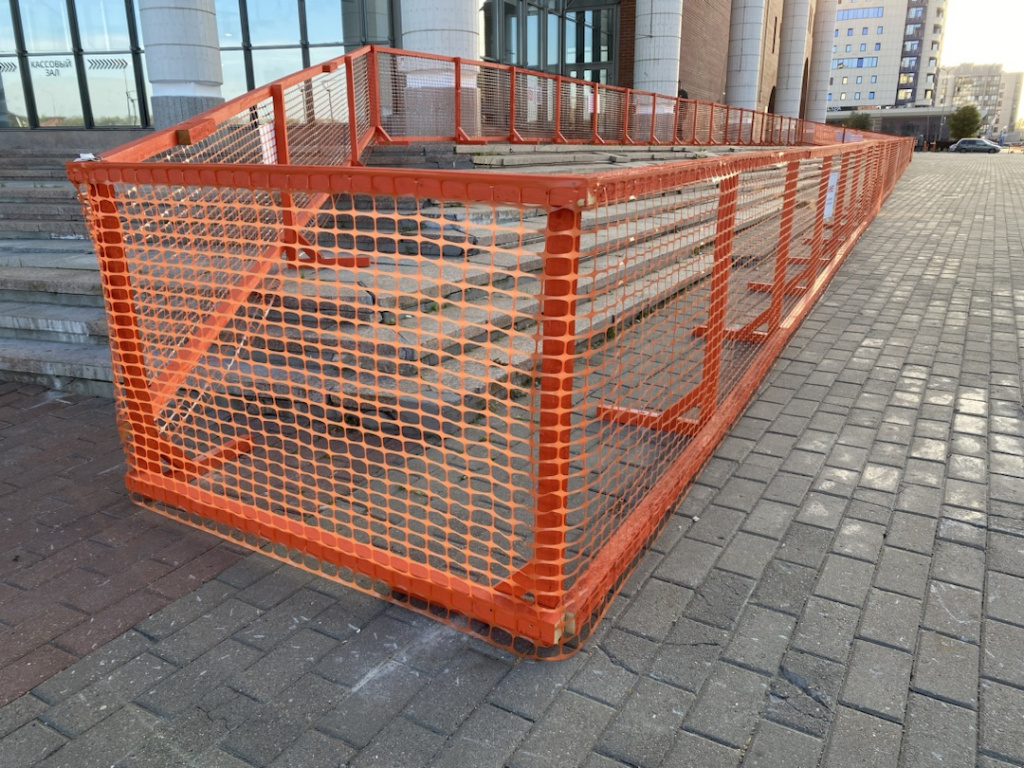 Сетка пластиковая оградительная для ограждения зоны ремонта Сетка пластиковая оградительная для ограждения зоны ремонта