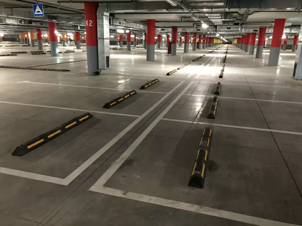 Колесоотбойник композитный в паркинге