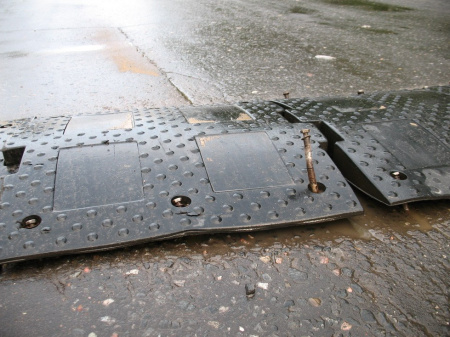 Как устранить отхождение искусственной дорожной неровности на стыке с полотном дороги Как устранить отхождение искусственной дорожной неровности на стыке с полотном дороги