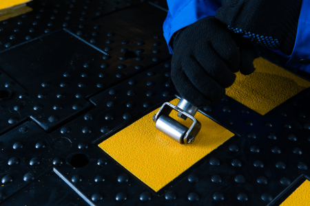 Искусственная дорожная неровность — композит против резины