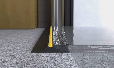 Порог для ворот гаража. Решение вопроса с подтекающей дождевой водой и задуваемым под ворота мусором Порог для ворот гаража. Решение вопроса с подтекающей дождевой водой и задуваемым под ворота мусором