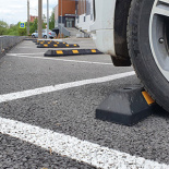 Колесоотбойники и делиниаторы для парковки
