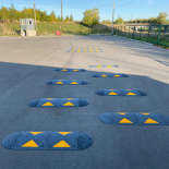 «Лежачие полицейские» (ИДН) из полимерно-песчаной смеси: преимущества, виды, сферы применения