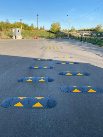 «Лежачие полицейские» (ИДН) из полимерно-песчаной смеси: преимущества, виды, сферы применения