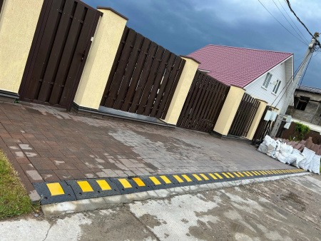 Примыкание тротуарной брусчатки к асфальту Примыкание тротуарной брусчатки к асфальту