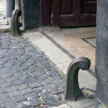 От колесоотбойных тумб и приворотных столбов до парковочных столбиков и угловых демпферов