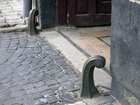 От колесоотбойных тумб и приворотных столбов до парковочных столбиков и угловых демпферов От колесоотбойных тумб и приворотных столбов до парковочных столбиков и угловых демпферов