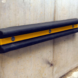 Стеновые демпферы для ворот доков: надежно ли крепление?