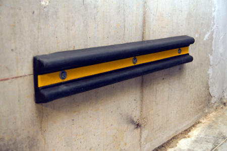 Стеновые демпферы для ворот доков: надежно ли крепление? Стеновые демпферы для ворот доков: надежно ли крепление?