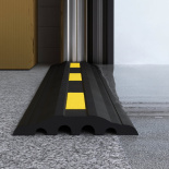 Порог для ворот гаража. Решение вопроса с подтекающей дождевой водой и задуваемым под ворота мусором