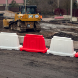 В чем разница между вкладывающимся и стандартным дорожным барьером?